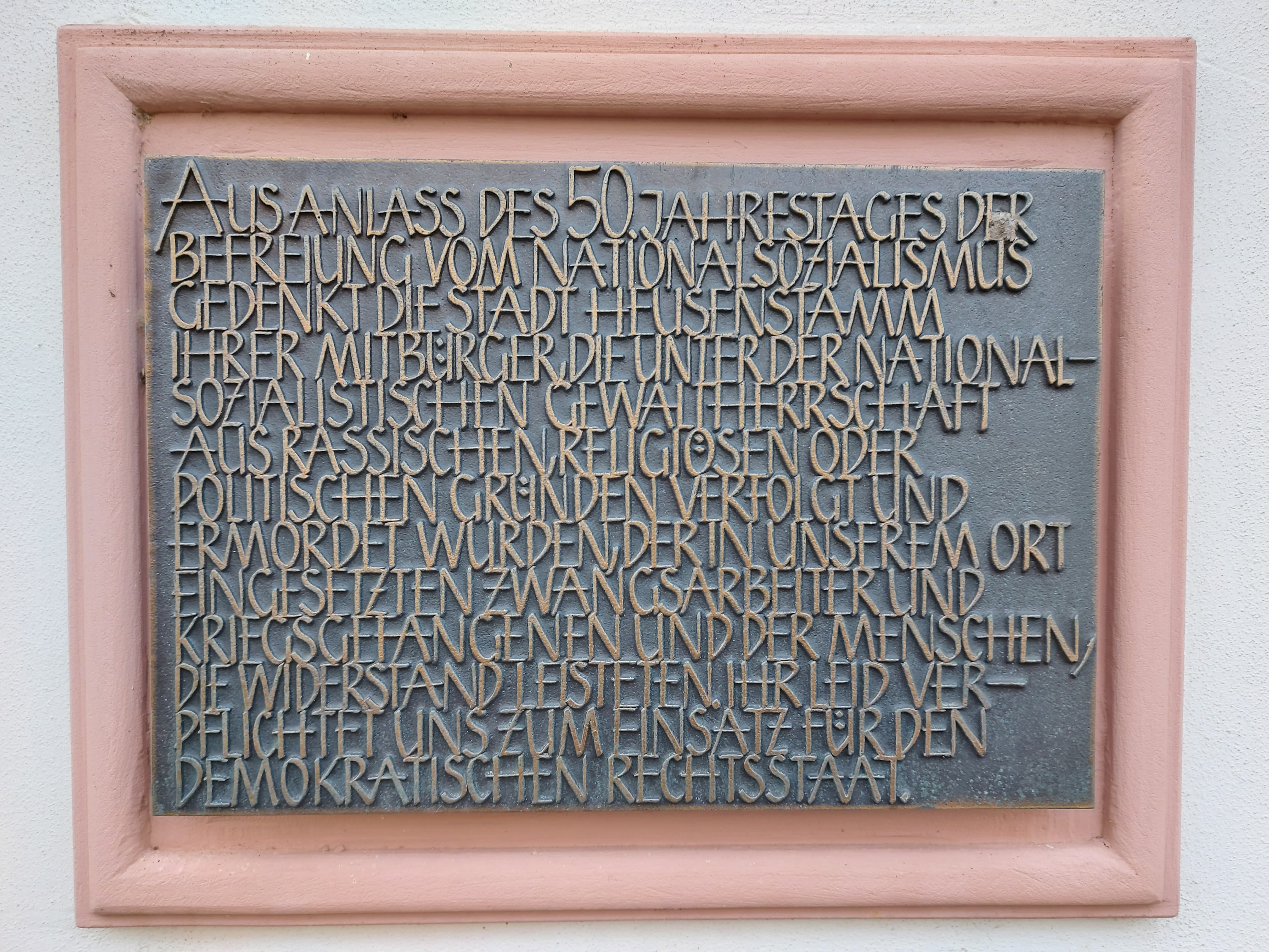 Gedenktafel aus dem Jahr 1995 für die Opfer der NS-Zeit in Heusenstamm