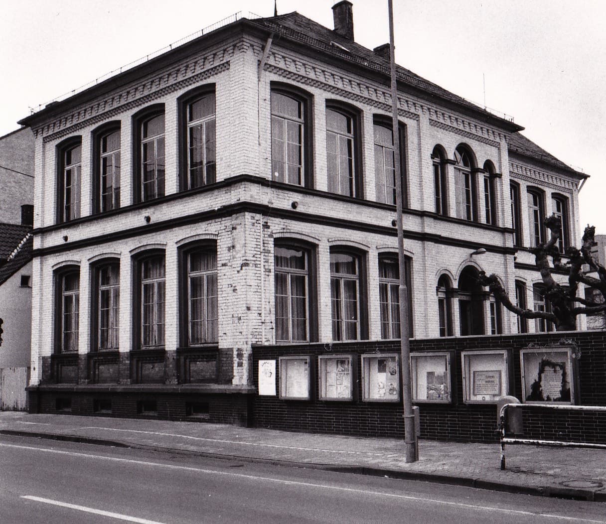 Vorderes Schulhaus (Foto 1989)