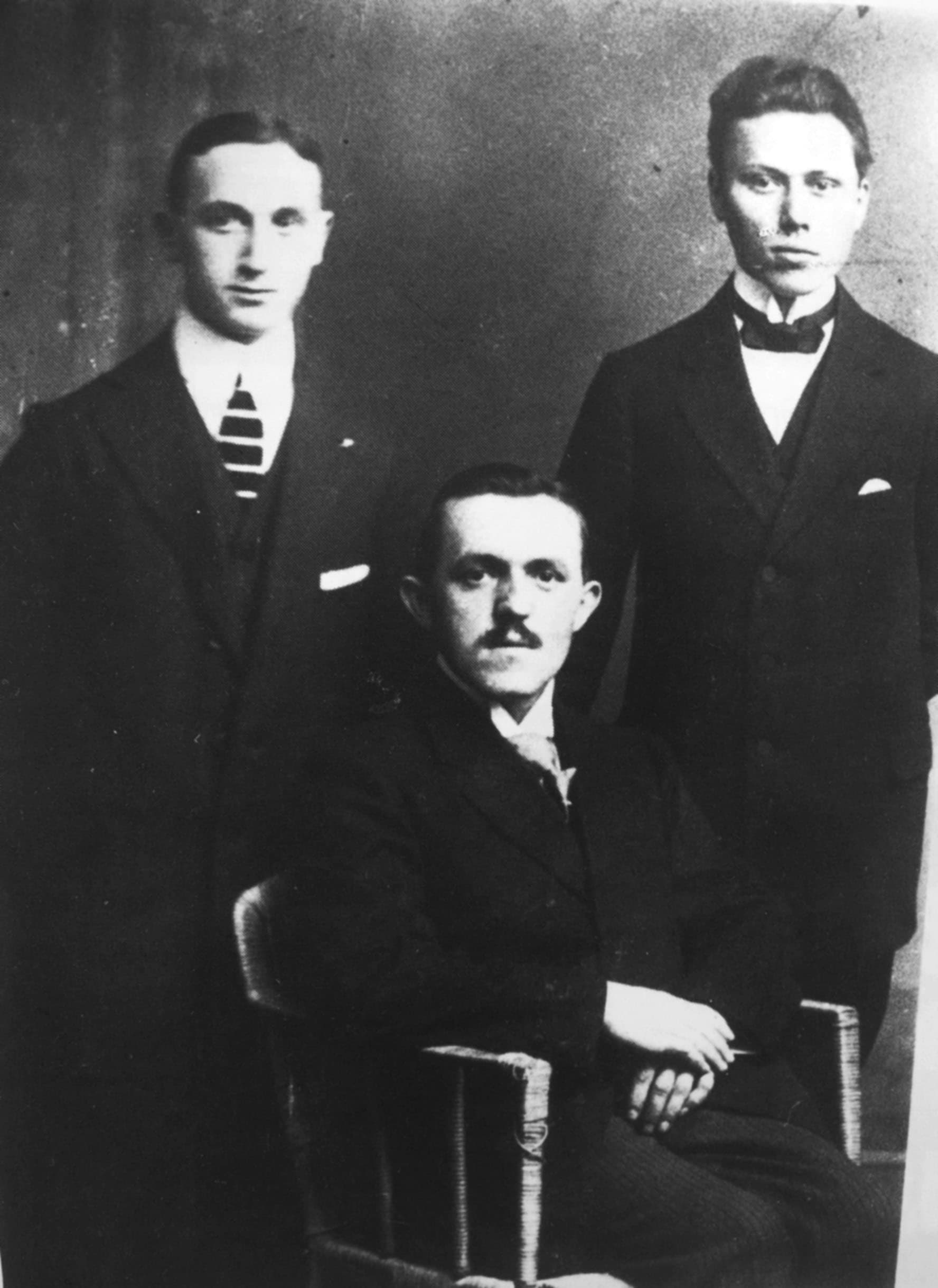 Isidor Gutenstein (links) mit zwei Freunden (ca. 1930)