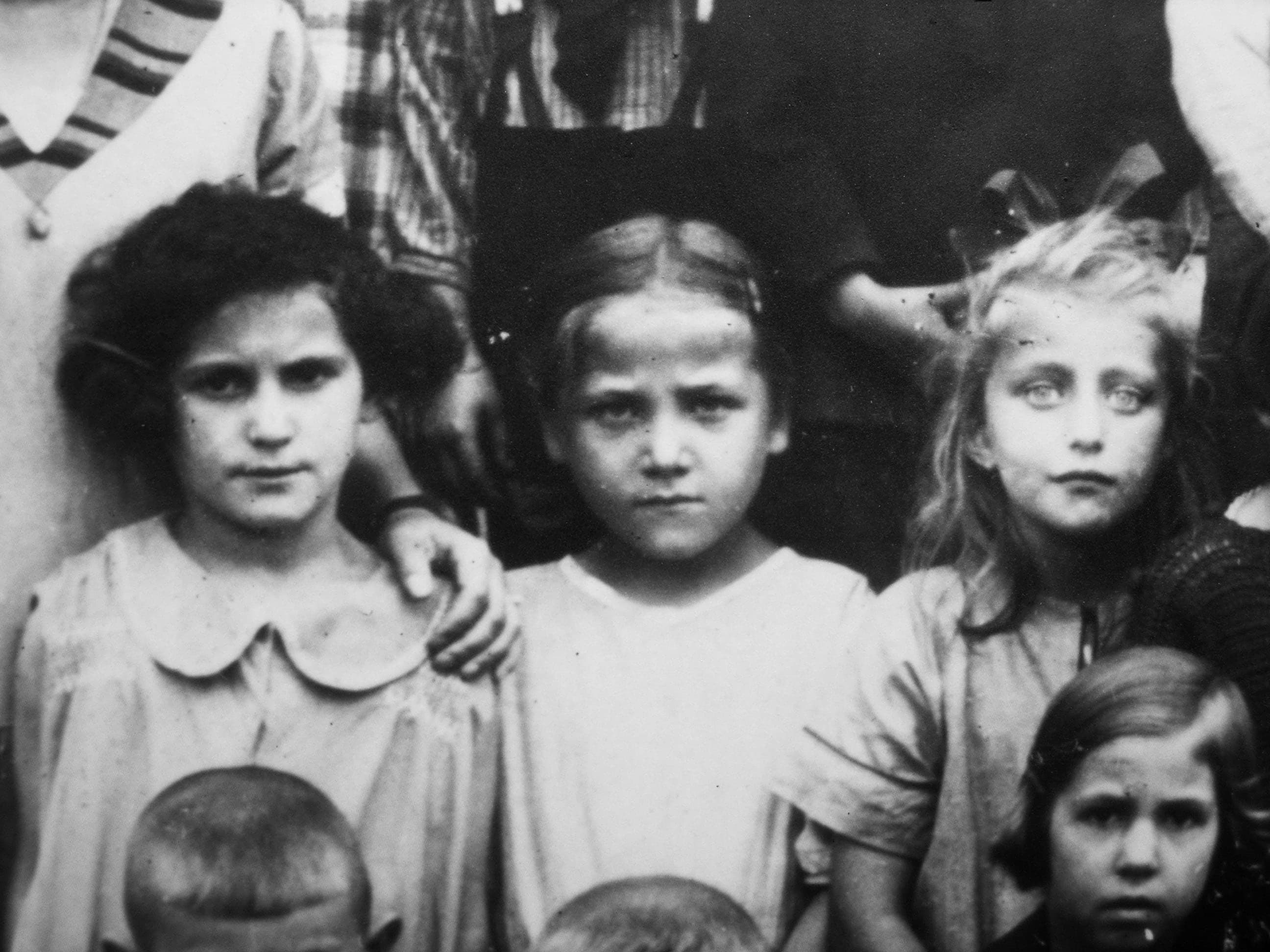 Bertha Frankfurter (vor der Lehrerin stehend) bei der Einschulung 1927