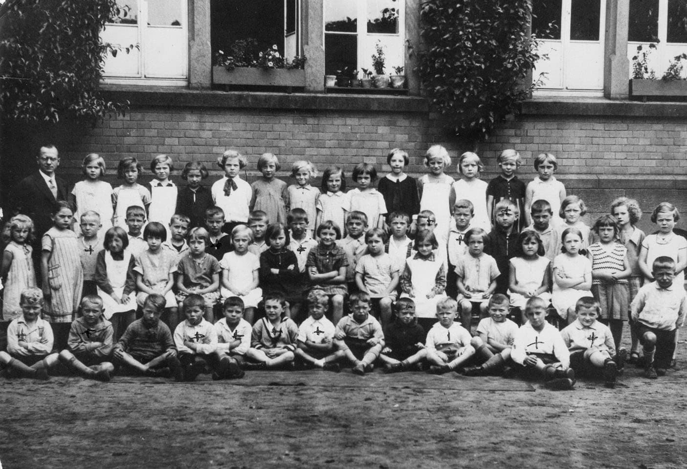 Horst Ehrmann (1. Reihe, 6. von links) bei der Einschulung 1931