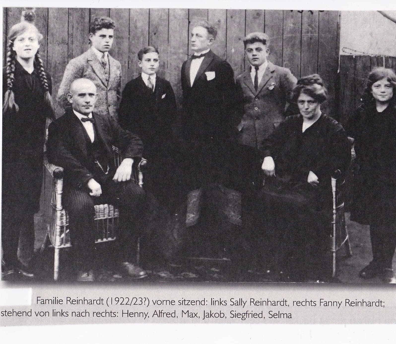 Familie Reinhard vorne sitzend links Sally und rechts Fanny, dahinter die Kinder (von links nach rechts): Henny, Alfred, Max, Jakob, Siegfried , Selma (1922/23)